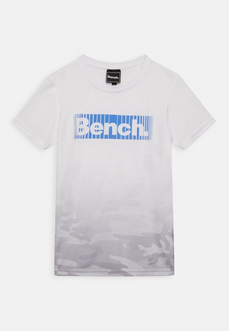 T-shirt blanc à manches courtes avec le logo bleu « Bench. » en style code-barres et motif camouflage gris clair en bas.