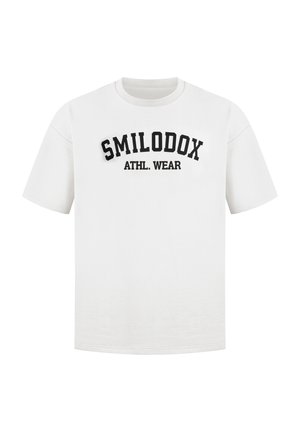 Witte katoenen T-shirt met korte mouwen, met een zwart gebogen tekstlogo "SMILODOX ATHL. WEAR" op de voorkant. Eenvoudig ontwerp en ronde hals.