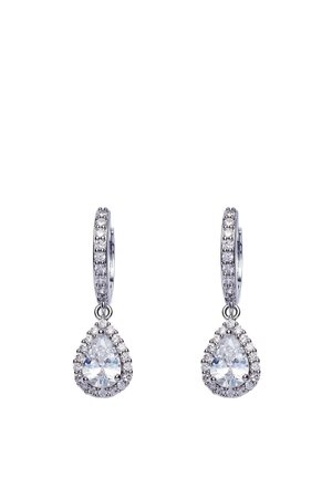 Orecchini a goccia in argento con gemme trasparenti a forma di pera, circondate da pietre rotonde più piccole, fissati a cerchi decorati con piccole gemme.