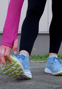 HOKA BONDI 8 - Tekaški copati za cesto - frost/rose gold