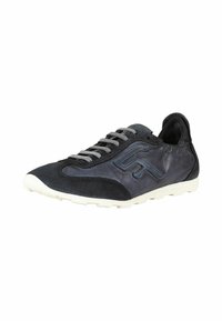 Chaussure de sport noire et gris foncé avec des lacets gris, des côtés texturés et une semelle blanche, légèrement inclinée vers la droite sur un fond blanc.