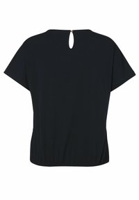 Zwarte top met korte mouwen en een ronde halslijn, met een klein keyhole-detail aan de achterkant. Heeft elastiek aan de onderkant voor een iets gathered pasvorm.