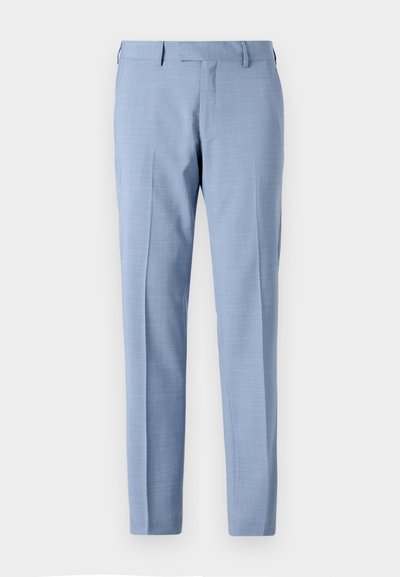 Lichtblauwe op maat gemaakte pantalon met een vlakke voorkant, zijzakken, riemlussen en een rechte pijpsnede op een effen achtergrond.