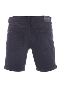 Pantalones cortos de mezclilla oscura con dobladillo enrollado, que cuentan con dos bolsillos traseros y una etiqueta de marca en la cinturilla. La tela tiene una textura suave.