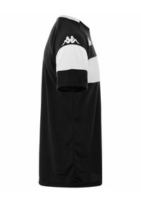 Camisa deportiva de manga corta en blanco y negro con cuello redondo, que presenta una franja blanca horizontal y un logo en la manga izquierda.