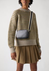 Tommy Hilfiger LOGOTAPE CAMERA BAG - Skuldertasker - black