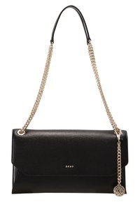 Borsa a tracolla in pelle nera con finitura testurizzata, tracolla a catena dorata, chiusura a patta, e un'etichetta con logo circolare attaccata al lato.