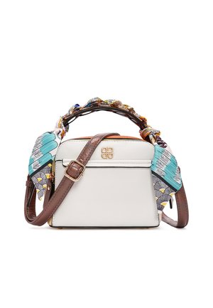 Witte rechthoekige handtas met bruine verstelbare riem, bovenste handvat omwikkeld met kleurrijke sjaal met patroon en gouden logo aan de voorkant.