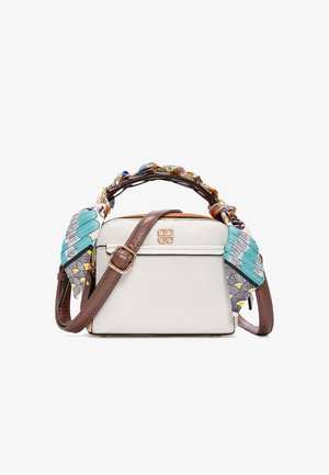 Bolso rectangular blanco con correa ajustable marrón, asa superior envuelta en pañuelo colorido con estampado y logo dorado en el frente.