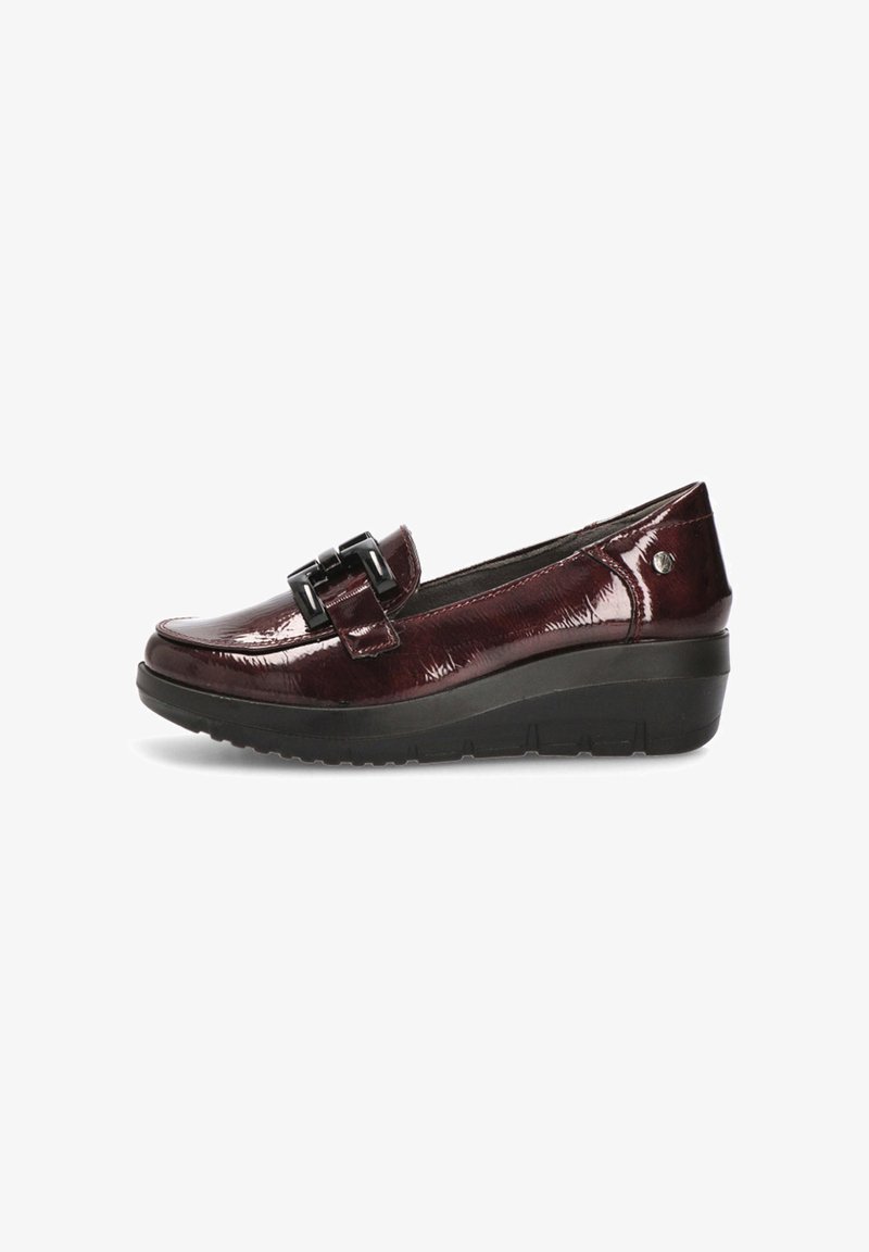Mocasines de charol burdeos con punta redondeada, hebilla decorativa negra y suela de cuña baja. El acabado texturizado añade detalle.