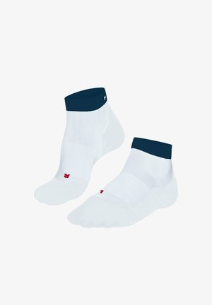 Weiße Knöchelsocken mit einem marineblauen, gerippten Bündchen und einem roten Logo an der Seite. Hergestellt aus einem weichen, atmungsaktiven Material mit glatter Textur.