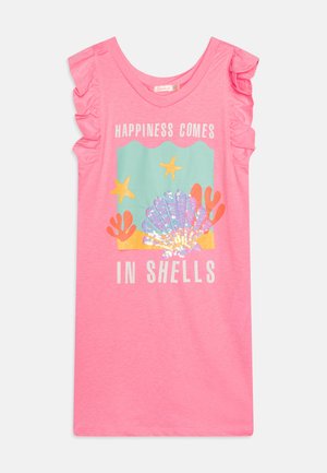 Roze katoenen t-shirt met gerimpelde mouwen, met een kleurrijk grafisch ontwerp van een schelp, koraal en de tekst: "Geluk Komt In Schelpen."