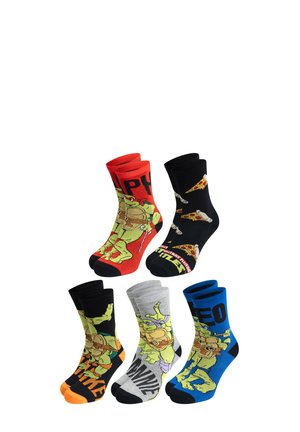 Cinque paia di calzini colorati con i Teenage Mutant Ninja Turtles. Colori vari: rosso, nero, grigio, blu e arancione. Design grafici e testo.