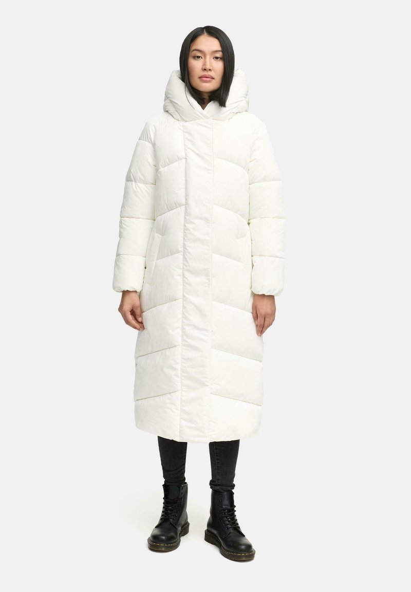 Hvid pufferjakke med hætte, lange ærmer og lige snit. Har quiltet design, mellemlang silhuet og frontlynlås.