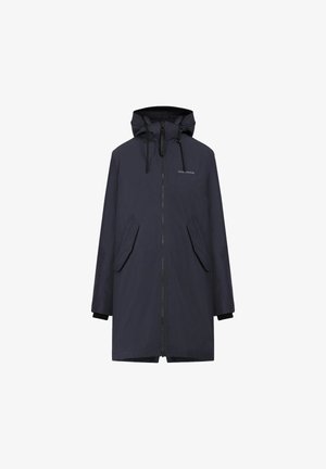 Parka imperméable de couleur marine avec une capuche, une fermeture éclair à l'avant, deux poches latérales et des poignets élastiques. Le matériau paraît lisse avec une finition mate.