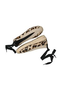 Leopardprint espadrilles met zwarte canvasten banden, natuurlijke juten zolen en een gestructureerd oppervlak op het bovenmateriaal.