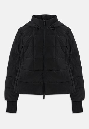 Must mustriga jakk kapuutsiga, esimeses tõmblukuga, reguleeritavad tõmblukud ja pikkade varrukate mansetid, millel on sõrmeauk.