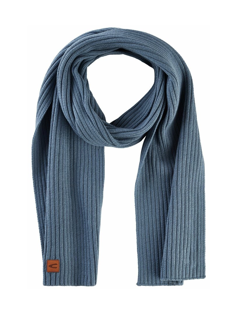 Blå ribbet strik-scarf med en blød tekstur og en rektangulær form; har et lille brunt lædermærke i den ene ende.