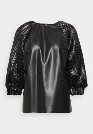 Czarny top ze sztucznej skóry z gładkim przodem i plisowanymi, bufkami na rękawach do łokcia, z elastycznymi mankietami i zamkiem błyskawicznym z tyłu przy dekolcie.