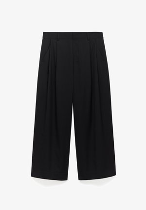 Pantaloni neri a gamba larga con pieghe, dotati di tasche laterali e una texture di tessuto liscia. Design alla caviglia, tagliati per una vestibilità morbida.