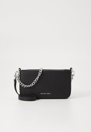 Sac bandoulière en cuir noir à finition texturée, doté d'une bandoulière chaîne argentée, d'une bandoulière en cuir détachable et d'un logo sur le devant.