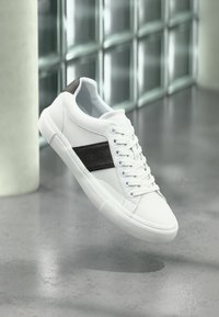 Δεν επιλέχθηκε, white