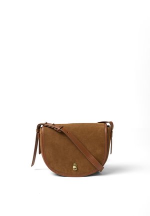 Braune Wildleder-Umhängetasche mit Lederbesatz, verstellbarem Riemen und kleinem goldfarbenem Drehverschluss an der Vorderklappe.