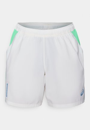 Pantaloni scurți atletici albi, cu panouri laterale verzi din plasă, talie elastică și un detaliu albastru cu logo pe partea stângă. Material ușor și respirabil.