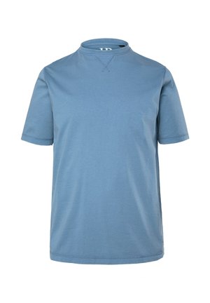 Kurzärmeliges T-Shirt aus hellblauer Baumwolle. Es verfügt über einen hohen Kragen und einen geraden Schnitt. Glatte Textur mit minimalen Nahtdetails.