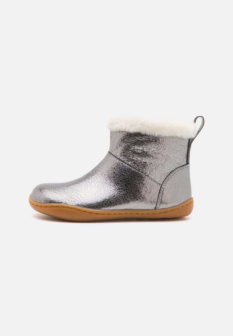 Bottes chelsea argentées avec une texture craquelée, un col en fourrure blanche douce et une semelle en caoutchouc beige. Dispose d'une anse pour un enfilage facile.