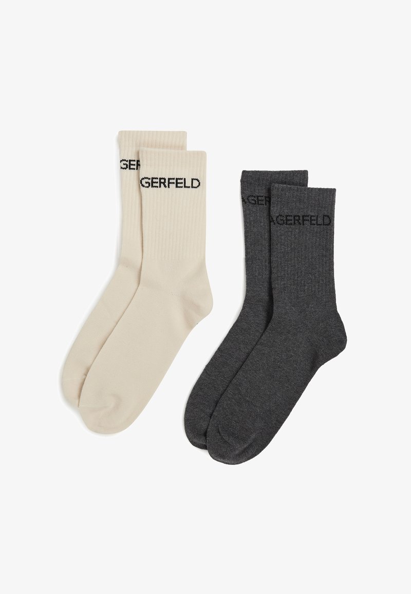 Calcetines de algodón acanalados en beige y gris oscuro con el logo negro "GERFELD". Ambos pares tienen una longitud clásica de caña y una textura suave.