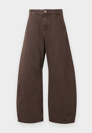 Barna, bőszárú nadrág magas derékkal, elöl gombos és cipzáros záródással, oldalzsebekkel, fehér háttéren laposan elhelyezve.