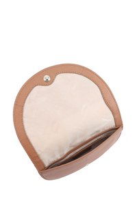 Bruine leren portemonnee opengevouwen om de beige stoffen binnenkant te tonen met meerdere kaartslots en een drukknoopsluiting.