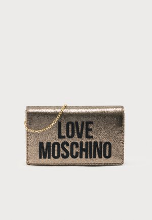Metalna zlatna torba za večernji izlazak sa lančanim remenom. Na prednjoj strani nalazi se veliki crni natpis "LOVE MOSCHINO". Glatka tekstura, pravokutni oblik.