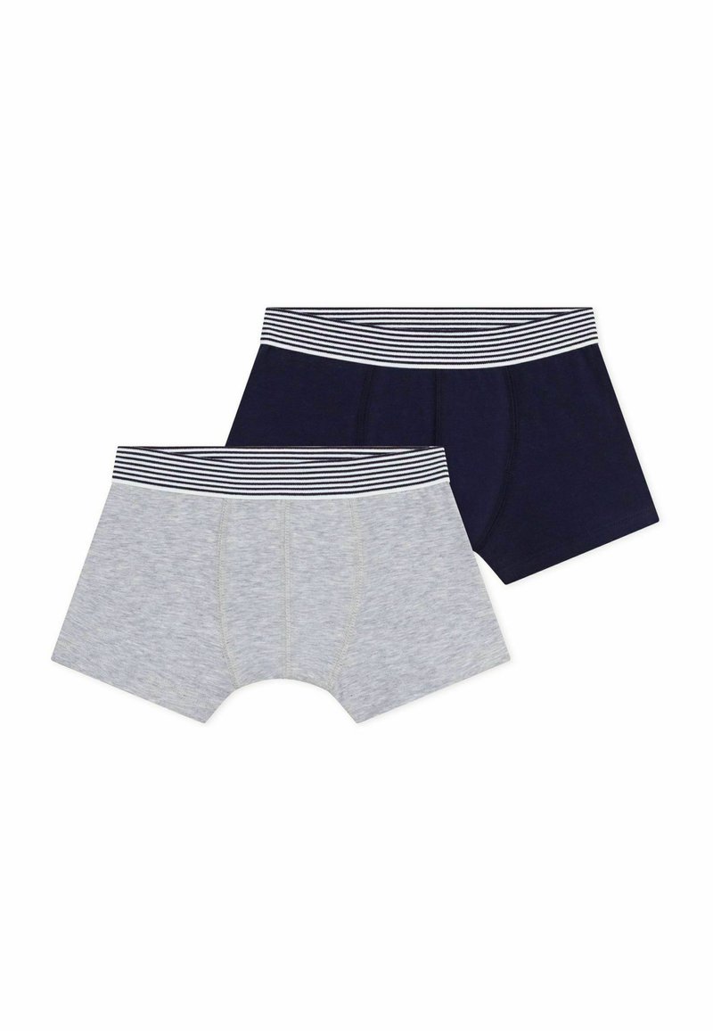 Due paia di boxer da uomo: uno grigio e uno blu navy, entrambi con una cintura elastica a righe. Tessuto in misto cotone, superficie liscia.