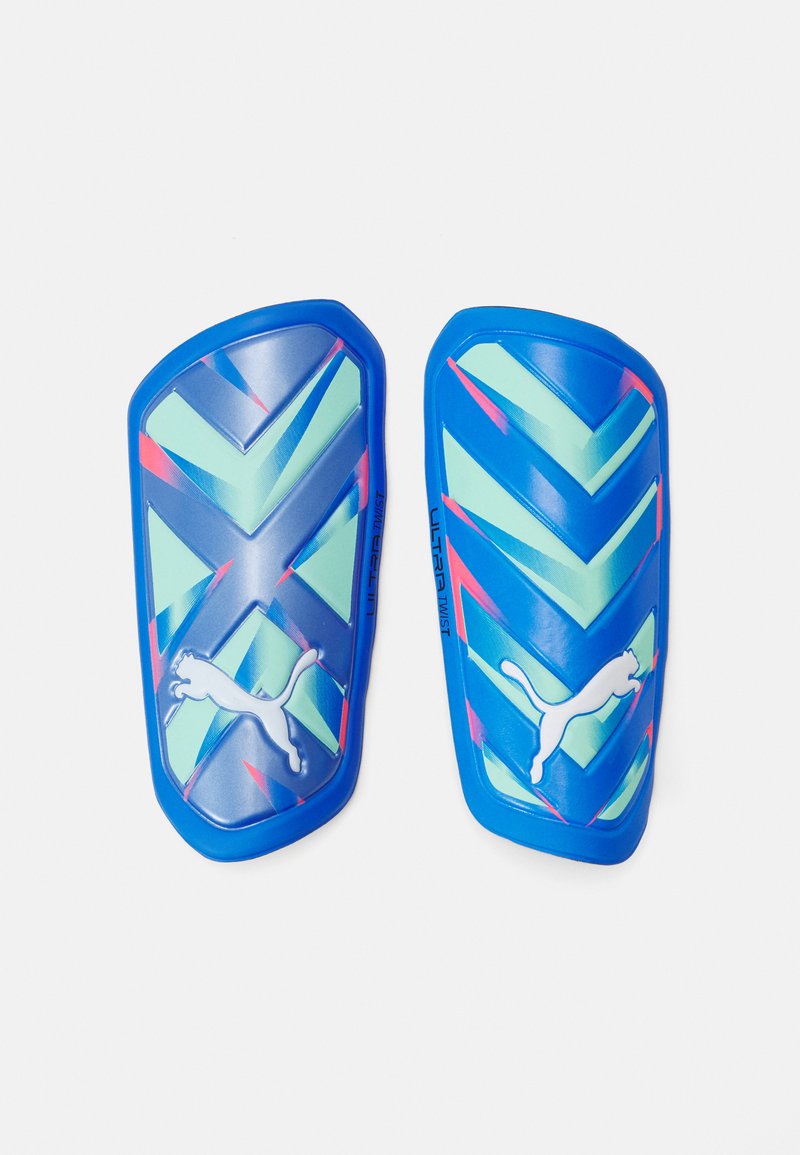 Plave nogometne štitnike za potkoljenice s chevron uzorkom u zelenim i ružičastim naglascima. Imaju bijeli Puma_logo i glatku plastičnu površinu.