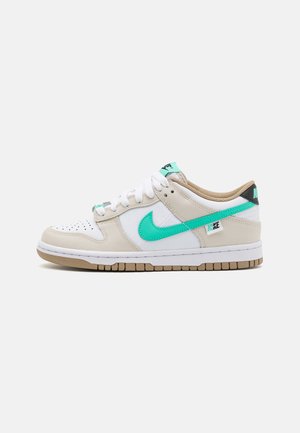 Nike Sportswear DUNK UNISEX - Sneakers basse - white/light menta/light orewood brown/khaki/black