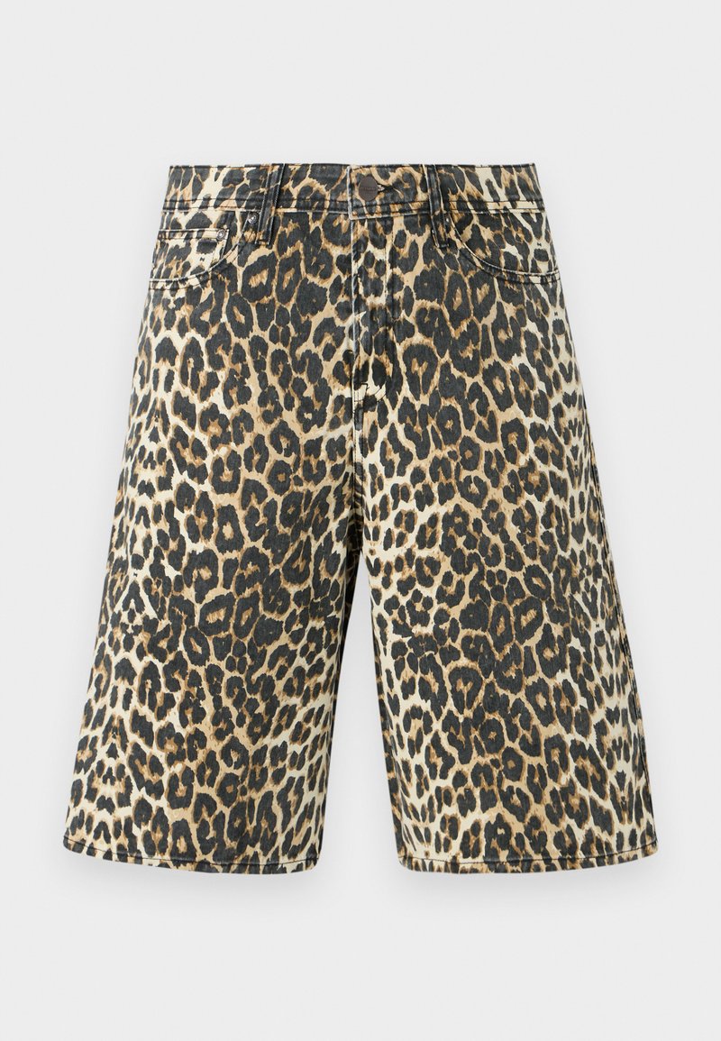 Shorts de denim con estampado de leopardo que presentan un patrón en marrón claro, negro y beige, con cinco bolsillos y un corte recto.