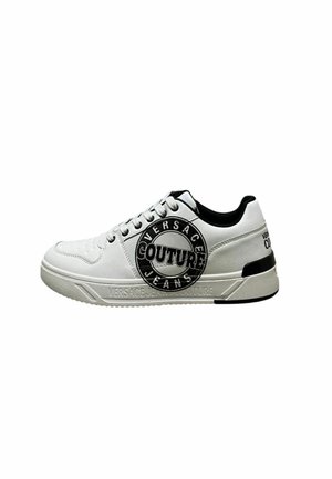 Sneaker bianca a taglio basso con accenti neri, logo "Versace Jeans Couture" sul lato e sulla suola, e lacci bianchi.