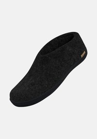 Sorte uldslippers med lukket tå og lav hæl, der har en struktureret sål og et lille sideetiket.