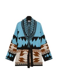 Cardigan in maglia con un motivo geometrico blu, marrone e nero. Collo a scialle, apertura frontale e cintura in vita con dettagli frangiati.