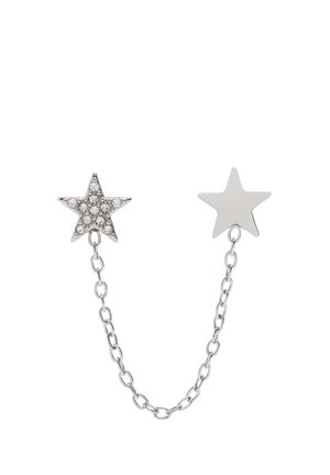 Srebrna broszka w kształcie gwiazdy z jedną gwiazdą wysadzaną przezroczystymi kryształami, połączoną delikatnym łańcuszkiem z gładką gwiazdą.