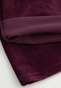 Burgundowy materiał prążkowany o miękkiej teksturze, z wywinętym obszyciem i subtelnymi liniami, prezentujący bogaty, głęboki kolor.