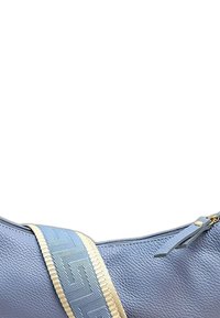 Lichtblauwe leren tas met een gestructureerde afwerking. Heeft een decoratieve strap in lichtblauw en crème, versierd met gouden hardware.