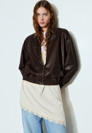 PULL&BEAR WITH ELASTICATED HEM - Imitatieleren jas - brown