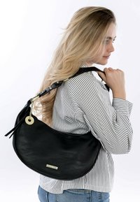 Borsa a spalla in pelle nera con design curvo, hardware dorato e superficie testurizzata. Presenta una cerniera e un accento con marchio.