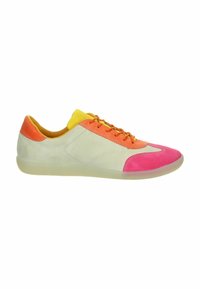 Sneaker multicolori in beige, rosa, arancione e giallo. Materiale scamosciato con una finitura texturizzata, dotate di lacci e suola in gomma.
