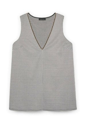 Mouwloze top met V-hals, gemaakt van een textuurstof in zwart-wit houndstooth patroon, met een subtiele gouden rand rond de halslijn.