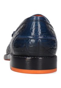 Ciemnoniebieskie skórzane buty na formalne okazje z wzorem w krokodyla, okrągłym noskiem, czarną podeszwą i pomarańczowym akcentem na dolnej krawędzi. Charakteryzują się minimalistycznym wzornictwem.