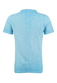 Camiseta de manga corta azul claro con una sutil textura jaspeada. Presenta un cuello redondo y un corte recto. Sin logotipos ni gráficos visibles.